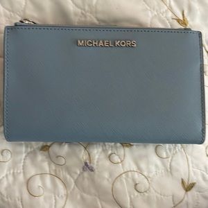 MICHAEL KORS DOUBLE ZIP WRISTLET POWDER BLUE
